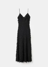 Vestido largo negro de corte recto, con escote en pico, tirantes finos, espalda abierta y diseño revestido con flecos texturizados.