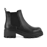 Bota Chelsea de cuero sintético negro con elásticos laterales, caña baja y suela track con taco cuadrado.