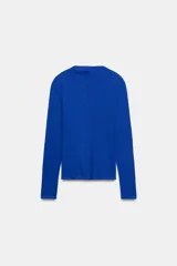 Camiseta slim fit de color azul, con cuello subido, manga larga y cierre frontal de botones a tono.