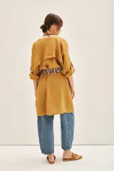 Saco abierto de lino color mostaza, con mangas largas y lazo ajustable en la cintura con estampado animal print.