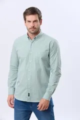 Camisa de manga larga con diseño de cuadros vichy en color verde y blanco, cuello abotonado y cierre frontal con botones.