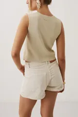 Short de denim azul de tiro medio, con bolsillos delanteros aplicados y dobladillo en las piernas.