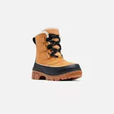 Bota de invierno Sorel modelo Tivoli V, confeccionada en gamuza impermeable color curry con refuerzos de goma negra en la base y el talón. Presenta interior forrado en piel sintética, cierre con cordones y suela de goma dentada color marrón.