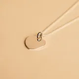 Conjunto de collar y dije en forma de corazón, fabricado en plata 925. El dije presenta una superficie lisa y brillante, ideal para personalizar con grabado, y se encuentra suspendido de una cadena de eslabones finos.