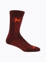 Medias técnicas color bordó con detalles en naranja, diseñadas para trekking y actividades al aire libre con refuerzos acolchados y soporte elástico.
