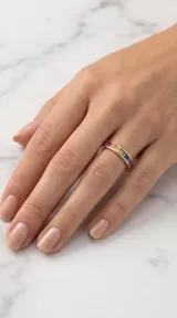 Anillo de plata 925 con baño de oro y diseño sin fin, engastado con circonias cuadradas en colores degradados que forman un arcoíris.