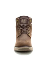 Bota de cuero de grano completo en color marrón chocolate, con diseño impermeable, cuello acolchado, cierre de cordones con ojales metálicos y suela de goma resistente inspirada en maquinaria pesada.