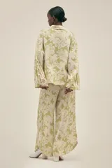 Camisa de manga larga con estampado floral en tonos verde y blanco, de corte holgado.