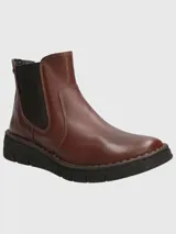 Bota tipo Chelsea de cuero color marrón, con paneles elásticos laterales en color negro y suela de goma dentada.