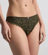 Bombacha modelo bikini confeccionada íntegramente en encaje floral color verde oliva, con detalle de pequeña medalla metálica en la parte frontal y forro de algodón.