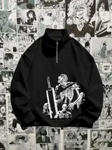 Buzo negro con cierre corto en el cuello y estampado de un grupo de zombies con una espada.