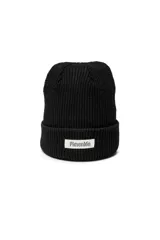 Gorro tipo beanie de tejido acanalado en color negro, con vuelta y etiqueta rectangular con el logo de la marca en el frente.