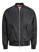 Campera bomber liviana de nylon color negro, con cuello estilo baseball, cierre frontal de doble dirección y puños acanalados.