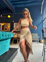 Top beige con cuello halter y espalda descubierta.