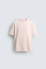 Camiseta slim fit de manga corta y cuello redondo, confeccionada en tejido de algodón con elasticidad.