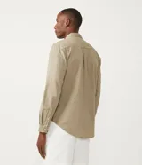 Camisa de manga larga con cuello camisero y abotonadura frontal. Confeccionada en tejido Oxford de algodón con acabado efecto lavado y corte comfort fit.