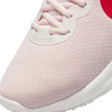 Championes Nike Revolution 6 NN de running, color rosa claro con logo en fucsia y suela blanca. Diseño ligero y transpirable con malla técnica.