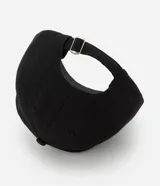 Gorra negra de sarga con visera curva y borde contrastante en blanco.