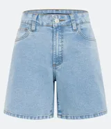 Short de jean celeste, con cintura media, trabillas, cierre con botón y cremallera, y bolsillos delanteros y traseros.