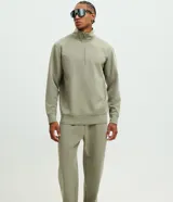 Pantalón deportivo masculino de corte recto y leve ajuste afunilado, en color verde militar. Cuenta con cintura elástica ancha, bolsillos laterales y un bolsillo trasero embutido.