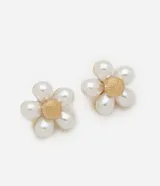 Par de aros tipo botón con forma de flor, con pétalos de perlas y centro dorado texturizado.