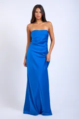 Vestido largo de satén con diseño strapless tipo tubo, de corte recto y caída fluida, ideal para eventos formales.