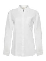 Camisa blanca de lino orgánico con calce clásico, bolsillo en el pecho, cierre con botones y cuello camisero.