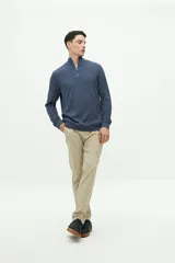 Buzo azul de felpa con medio cierre frontal, cuello alto y logo de goma en el pecho.