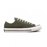 Zapatillas urbanas Converse Chuck 70 de lona color verde oliva, con cordones blancos y suela de goma blanca con línea negra.