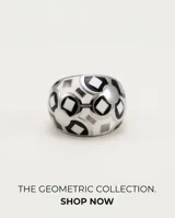 Anillo de acero de diseño bombé esmaltado en tonos blancos, negros y grises, con incrustaciones de nácar.