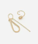 Par de aros dorados con diseño asimétrico alambrado. Uno es un botón alambrado y el otro es mediano alambrado.