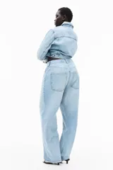 Pantalón de jean celeste de tiro alto, corte holgado en cintura, cadera y muslos, con estilo baggy de muslo a bajo.