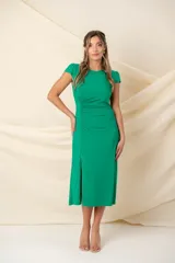 Vestido midi de jersey color verde, con escote redondo, mangas cortas y corte ajustado con drapeado lateral y tajo en la falda.