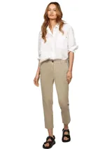 Pantalón chino color beige de corte slim, con cierre de botón y cremallera, cuatro bolsillos y logo de Tommy Hilfiger bordado en el bolsillo trasero.