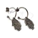 Aros de acero plateado con forma de argolla y dije colgante con forma de mano de Fátima con diseño calado.