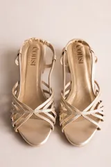 Sandalias de taco bajo cuadrado de 4 cm, color dorado, con múltiples tiras finas cruzadas en el empeine y tira ajustable en el talón.