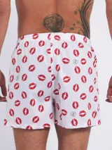 Bóxer Kevingston de algodón blanco con estampado integral de labios rojos. Cuenta con cintura elastizada y etiqueta de la marca en el frente.