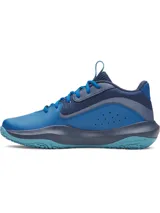 Championes de básquetbol Under Armour Lockdown 7, color azul con detalles en azul marino y celeste. Presentan parte superior de malla transpirable con superposiciones de cuero sintético, entresuela de EVA para una pisada reactiva y suela de caucho con patrón de tracción en espiga.