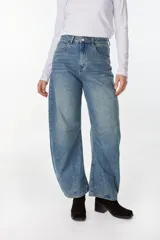 Pantalón jean de tiro alto y corte wide leg en tono azul medio, con diseño relajado.