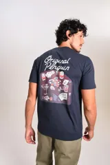 Remera de cuello redondo y manga corta, color azul marino, con logo de la marca estampado en el pecho.