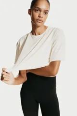 Remera deportiva de corte boxy y holgado, confeccionada en tejido funcional con tecnología DryMove que absorbe el sudor. Presenta cuello redondo, mangas cortas con hombros caídos y bajo recto.