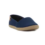 Zapatilla Moleca casual de mujer, tipo alpargata baja color azul marino con diseño calado, suela texturizada imitación yute en tono tostado y detalle de aplicación marrón con emblema metálico en el talón.
