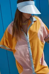 Visera con estampado a cuadros en tonos verde y blanco, con banda frontal blanca. El tamaño es ajustable.