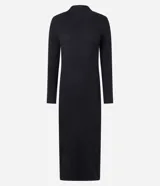 Vestido midi marrón de punto acanalado, con cuello alto y mangas largas.