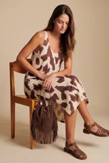 Vestido midi sin mangas de corte recto y escote redondo, con diseño estampado abstracto en tonos marrón y crudo.