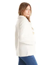 Sobrecamisa de tejido sherpa color blanco, con cuello solapa, cierre frontal con botones y bolsillos delanteros.
