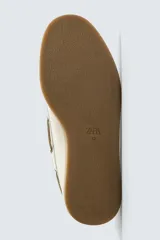 Zapato náutico de piel con diseño clásico, horma redonda y suela de goma a contraste.