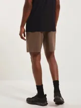 Bermuda deportiva color marrón, con corte recto, bolsillos laterales y cintura elástica.