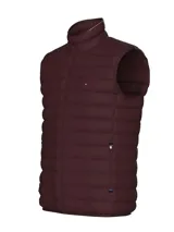 Chaleco acolchado Tommy Hilfiger de corte regular, con cuello levantado, cierre frontal de cremallera y dos bolsillos laterales con cierre. Presenta diseño con relleno, acabado repelente al agua y logo de la marca bordado en el pecho.