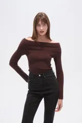 Top de manga larga confeccionado en viscosa, con diseño ajustado al cuerpo y escote recto tipo hombros caídos.